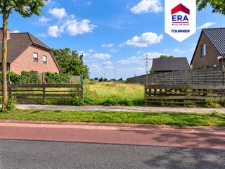<p><strong>Bouwgrond van 11a70ca met prachtig vrij uitzicht in Pelt</strong></p>
<p>Op een bijzonder mooie locatie in Pelt bevindt zich deze ruime bouwgrond van <strong>11a70ca</strong> met een aangename straatbreedte van <strong>18,50 meter</strong>. Het perceel geniet van een rustige en groene ligging en biedt achteraan een <strong>prachtig vrij zicht over de uitgestrekte weilanden</strong>. Hier combineert u landelijk wonen met een uitstekende bereikbaarheid. Het <strong>centrum van Overpelt ligt op minder dan 1 km</strong>, waardoor winkels, horeca, scholen en andere voorzieningen vlot bereikbaar zijn. Een ideale locatie voor wie zijn droomwoning wil realiseren en daarbij rust, ruimte en een groen uitzicht belangrijk vindt zonder in te boeten aan de nabijheid van het centrum.</p>
<p><strong>Een unieke kans op een toplocatie!</strong></p>