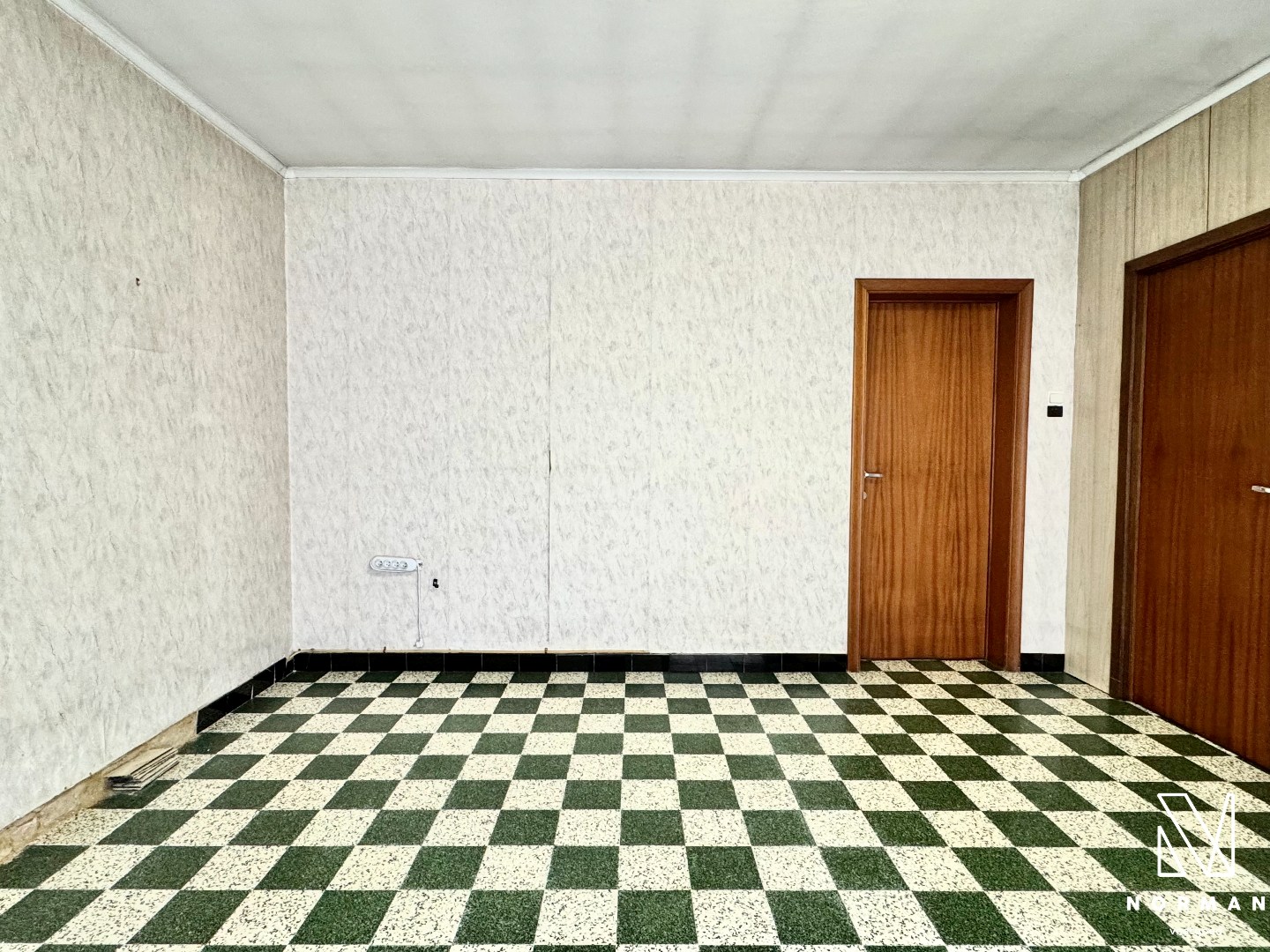 Karaktervolle woning met 4 slaapkamers en garage op perceel van 930 m² te koop met groot atelier en aanzienlijk stuk grond in centrum Hulste! - foto 5