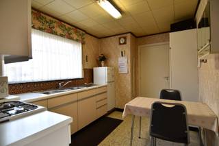 Deze verzorgde en instapklare woning is gelegen op een uiterst aangename locatie waar een rustige woonomgeving en een vlotte bereikbaarheid hand...