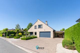Sommige woningen bieden ruimte. Andere bieden comfort.Deze uitzonderlijke villa verenigt beide moeiteloos met licht, privacy en een verfijnde...