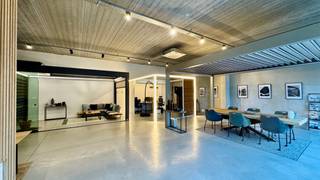 Te huur: showroom/kantoor van 242,5m² (met opslag) met 4 parkeerplaatsen.<br />Ideaal gelegen in Kampenhout en perfect geschikt voor ondernemers die op zoek zijn naar een combinatie van werkruimte, showroom, en opslagfaciliteiten.<br /><br />Wat krijg je?<br />Een locatie waar je werkelijk alles mee kunt doen (oke ja, bijna alles ).<br /><br />Waarom is dit dé plek voor jou?<br />✅ Centraal gelegen: Tussen Mechelen en Leuven, en ook nog dichtbij Brussel én Antwerpen.<br />✅ Perfect voor ondernemers: Klanten ontvangen, demo’s geven, een creatieve uitvalsbasis, extra stock willen plaatsen... hier kan het allemaal.<br />✅ Gezellig en klaar voor actie: Airco voor de zomer, een warmtepomp voor de winter, en daglicht waar je blij van wordt.<br />✅ Aparte Depot met grote sectionale poort inbegrepen: Rijd je bestelwagen naar binnen of gebruik de extra opslagruimte voor je voorraad.<br />✅ Extra’s die je dag maken: Een keuken met ingebouwde vaatwasser (voor al die koffietjes) én een gezellig toilet (want... je weet wel na al die koffietjes).<br /><br />Ben jij klaar om deze ruimte nieuw leven in te blazen en jouw eigen verhalen te schrijven?<br /><br />✨Indeling en Specificaties:<br />• Volledig ingerichte KMO-unit van 242m²<br />• Showroom/Kantoorruimte: Een professioneel afgewerkte ruimte, ideaal om klanten te ontvangen of administratieve taken uit te voeren.<br />• Opslagruimte: Uitgerust met een sectionaalpoort (B400 x H275 cm) voor gemakkelijke toegang en logistiek.<br />• Keuken en Sanitair: Volledig ingerichte keuken met vaatwasser en combi-oven, plus moderne sanitaire voorzieningen.<br /><br />✨Extra Troeven:<br />• LED-verlichting: Energiezuinige verlichting door de hele unit.<br />• Warmtepomp: Voor efficiënte verwarming en koeling.<br />• Nieuwe technieken: Moderne infrastructuur voor optimaal gebruiksgemak.<br />• Parkeerplaatsen: Inclusief 4 parkeerplaatsen én 2 dubbele elektrische laadpalen (4 laadpunten) voor medewerkers en bezoekers.
