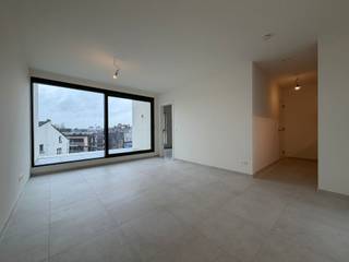 <p><strong>Duurzaam nieuwbouw appartement met 1 slaapkamer, terras, kelderberging en verschillende gemeenschappelijke ruimtes. Beschikbaar: Onmiddellijk. Gemeenschappelijke kosten: €155,00 (forfait). Privatief verbruik verwarming € 80,00 (provisie).<br /><br /></strong>Duurzame appartementen met 1 of 2 slaapkamers in een centraal gelegen nieuwbouwproject in Turnhout, terras, autostaanplaats, kelderberging en verschillende gemeenschappelijke ruimtes. Beschikbaar: Onmiddellijk. Gemeenschappelijke kosten (forfait*). Privatieve kosten (Provisie**) verwarming.</p>
<p>Plan je bezoek in voor de appartementen in dit project via:<span> </span>https://www.vansweevelt.be/te-huur/appartement/<br /><br /><span>U kan de prijslijst met correcte huurprijzen met bijkomende kosten downloaden als bijlage onderaan de pagina.</span></p>
<p>*Een forfaitkost is een vast bedrag dat je betaalt, ongeacht het werkelijke verbruik. In dit geval omvat het forfait de kosten voor de gemeenschappelijke delen en het collectief onderhoud, en wordt dit bedrag niet achteraf verrekend.</p>
<p>**Een provisiekost betekent in dit geval dat je maandelijks een voorschot betaalt voor de variabele kosten van verwarming en het opwarmen van warm water. De effectieve kosten worden later afgerekend op basis van het werkelijke verbruik.</p>