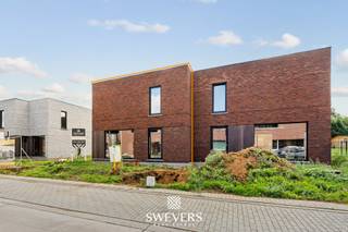 Voor meer info en foto’s, surf naar www.swevers.be – In de rustige Geneikenstraat in Lummen vindt u dit perceel van 3a 89ca, perfect voor een halfopen bebouwing. Met een breedte van 11 m en een diepte van 33,21 m biedt het perceel ruimte voor een moderne en energiezuinige woning, compleet met vloerverwarming, een lucht-water warmtepomp, zonnepanelen en ventilatiesysteem D. De zuidoostelijke oriëntatie garandeert een zonnige tuin. De ligging is ideaal: scholen, winkels, restaurants en openbaar vervoer bevinden zich vlakbij, terwijl u binnen 1,5 km het Klaverblad van Lummen bereikt. De woning, ontworpen voor comfort en ruimte, heeft grote leefruimtes, 3 slaapkamers en een tuin die perfect is voor ontspanning en gezelligheid. De totale kostprijs, inclusief BTW en registratiekosten, bedraagt 428.312 euro. Casco aankoop is mogelijk. Mis deze kans niet om te investeren in een duurzame woning op een toplocatie. Voor meer informatie, bel 011 255 155.