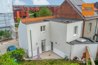 <p><span>Bent u op zoek naar een woning in Kessel-Lo? Dan is deze eigendom absoluut een bezoek waard.</span></p><p><span> </span></p><p><span>Deze charmante woning, gelegen in een rustige straat, biedt tal van mogelijkheden voor jong en oud. Bij het betreden van de woning wordt u meteen verwelkomd in een ruime inkomhal die directe toegang verleent tot zowel de gezellige woonkamer als de keuken. Vanuit de woonkamer geniet u bovendien van een vlotte verbinding met de zonnige, zuidgerichte tuin de ideale plek om in alle rust te ontspannen en te genieten van het buitenleven.</span></p><p><span> </span></p><p><span>Op de eerste verdieping bevinden zich drie volwaardige slaapkamers, elk met voldoende ruimte en comfort voor het hele gezin.</span></p><p><span> </span></p><p><span>Kortom, een woning met veel potentieel die u zeker gezien moet hebben wanneer u op zoek bent naar uw nieuwe droomwoning.</span></p><p><span> </span></p><p><span>Interesse? Neem snel contact op voor een persoonlijke rondleiding en ontdek zelf de troeven van deze bijzondere woning.</span><span> </span></p>