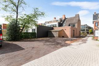Deze handelswoning geniet van een centrale ligging met uitstekende visibiliteit, een vlotte bereikbaarheid en ruime parkeermogelijkheden.IndelingHet...