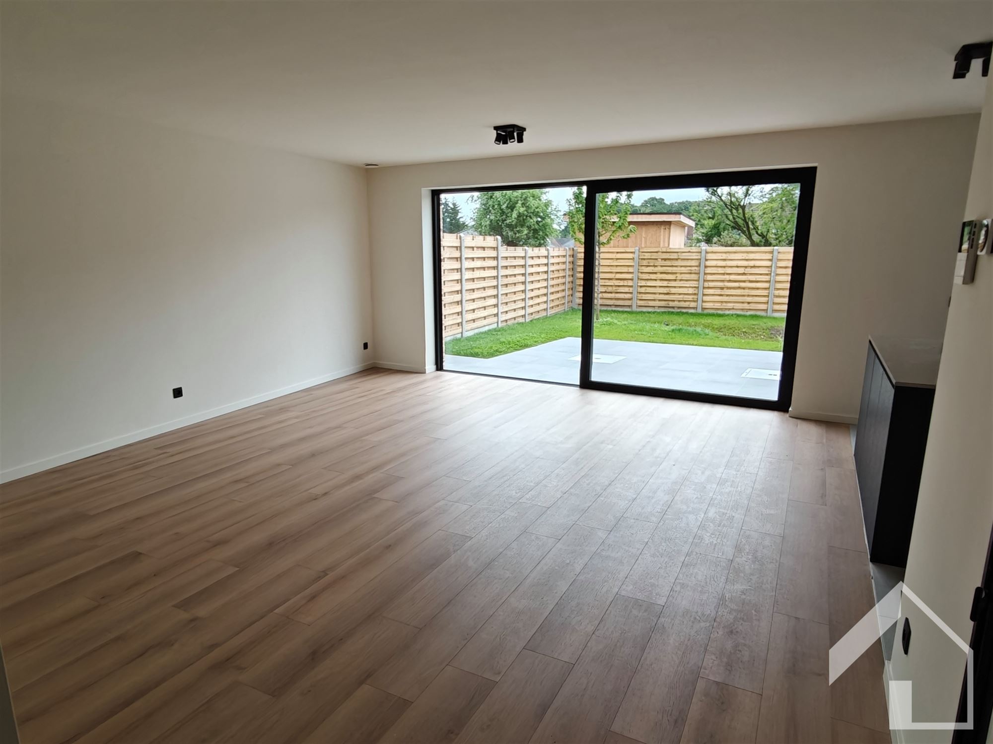 Nieuwbouw gelijkvloers appartement met tuin en 2 slk - foto 4