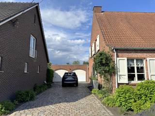 YES! Voor dit pand kan je zélf een afspraak inboeken! Ga naar de advertentie op onze website www.justwonen.be en plan meteen je afspraak in.<br /><br />Landelijk wonen in Oud-Turnhout.<br /><br />Jawel, dat mag je letterlijk nemen. Niet enkel woon je in het rustige Oosthoven, maar je zit in dit geval ook letterlijk naast natuurgebied. Sterker nog, je kan ervan genieten vanuit je achtertuin. Heerlijk, toch?<br /><br />Maar ook de woning is lekker landelijk. Niet strak en kil, maar warm en cosy. En vergis je niet: “landelijk” hoeft geen synoniem te zijn voor “ouderwets”. Oké, de inrichting op dit moment is wat klassieker – wat prima is – maar denk er even wat eigentijdse meubels bij, en het krijgt meteen al een heel andere sfeer.<br /><br />Indeling:<br />Een inkomhal zoals ’t vroeger was: groot, praktisch en met een tikje grandeur. Naast de inkomhal vind je alvast een eerste kamer, momenteel ingericht als kantoor. <br /><br />Verder heb je vanuit de hal ook toegang naar de woonkamer en keuken. Zullen we eerst in de woonkamer starten? Die is groot, dus méér dan voldoende ruimte voor een gezellige woon- en eetkamer. Het kleine trapje tussen beide ruimtes zorgen voor een subtiele overgang. <br /><br />Om de hoek vinden we de keuken. En je ziet het al: deze kreeg al een flinke make-over. En da’s dus wat we bedoelen: met wat eigentijdse, hippe materialen krijg je al meteen een hele hedendaagse sfeer. De keuken werd hoogwaardig afgewerkt, en voorzien van alle snufjes. <br /><br />Aan de achterzijde van het huis zit een bergplaats, een grote wasplaats en apart toilet. Verder is ook de badkamer beneden. Deze is misschien een tikje basic, maar netjes en dus prima in orde. <br /><br />Boven zijn 4 slaapkamers, en nog een 5de kamertje als opslag of een kleine bureau. Ook hier vinden we heel wat extra opberghoekjes voor de rommeltjes die je liever niet in ’t zicht hebt. Tenslotte is ook hier nog een apart toilet.<br /><br />De tuin is nog een work in progress, maar de foto’s (visuals) laten alvast zien hoe het er straks uit gaat zien: een groot terras met gezellige overkapping, een buitendouche (jawel!) en een stukje gazon. En dan misschien nog wel ’t beste van allemaal: een heerlijk uitzicht over de weilanden en ’t groen. Tenslotte heb je nog een dubbele garage voor je auto’s.<br /><br />Een huis waar je lekker oldskool kan thuiskomen.