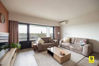 <p><span>Appartement spacieux et prêt à l'emploi (125 m²) avec terrasses ensoleillées et confort optimal</span></p><p><span>Vous recherchez de l'espace, de la lumière et un confort d'habitation moderne ? Cet impressionnant appartement d'environ 125 m² vous offre tout ce dont vous avez besoin. Avec deux chambres à coucher exceptionnellement grandes, des terrasses des deux côtés et une finition énergétiquement efficace avec climatisation, il s'agit d'une opportunité unique pour ceux qui souhaitent emménager sans souci dans un bien immobilier qui a de l'allure.</span></p><p><span> </span></p><p><span>Hall d'entrée</span></p><p><span>En entrant, on découvre immédiatement l'espace de cet appartement. Le hall d'entrée spacieux donne un accès direct à l'espace de vie et à la cuisine. Il y a beaucoup de place pour un placard de vestiaire, ce qui garantit une réception ordonnée et accueillante.</span></p><p><span> </span></p><p><span>Espace de vie &amp; cuisine</span></p><p><span>L'espace de vie spacieux de pas moins de 35 m² est baigné de lumière naturelle. Grâce aux grandes fenêtres, vous bénéficiez d'une sensation d'ouverture et d'aération. Un grand avantage est la présence d'une pompe à chaleur/climatisation, ce qui fait qu'il est agréable de vivre ici en été comme en hiver. Depuis le coin salon, on accède à la terrasse orientée sud-ouest, l'endroit idéal pour profiter du soleil de l'après-midi et du soir. La cuisine séparée est un espace fonctionnel où tout amateur de cuisine se sentira comme chez lui. La cuisine est entièrement équipée de tous les appareils modernes et offre un grand espace de travail et de rangement. Grâce à sa connexion directe avec le hall et à sa proximité avec l'espace de vie, cet agencement est très pratique.</span></p><p><span> </span></p><p><span>Chambres à coucher &amp; salle de bains</span></p><p><span>Du côté calme de l'appartement se trouvent deux chambres à coucher à part entière qui, avec 15 m² et 17 m², sont bien au-dessus de la moyenne. Les deux chambres sont équipées d'un système de climatisation et d'une pompe à chaleur pour un climat de sommeil optimal. Depuis les chambres, vous avez également accès à la deuxième terrasse à l'arrière. La salle de bains est moderne et bien équipée.</span></p><p><span> </span></p><p><span>Facilités supplémentaires &amp; parking</span></p><p><span>L'appartement est aménagé de manière pratique avec des espaces de rangement supplémentaires, y compris une cave privée. Votre vélo est entreposé en toute sécurité dans le local à vélos commun. Pour ceux qui souhaitent plus de confort, il est possible d'acheter une place de parking extérieure pour  14 500. Vous n'aurez donc plus jamais à chercher une place de parking.</span></p><p><span> </span></p><p><span>Les points forts en un coup d'œil :</span></p><p><span>Espace de vie généreux : Environ 125 m² d'espace de vie pur.</span></p><p><span> </span></p><p><span>Grandes chambres : deux chambres spacieuses de 15 m² et 17 m².</span></p><p><span> </span></p><p><span>Toujours la bonne température : Climatisation/pompe à chaleur dans la salle de séjour et les chambres à coucher.</span></p><p><span> </span></p><p><span>Espace extérieur : Terrasses à l'avant et à l'arrière (orientation sud-ouest).</span></p><p><span> </span></p><p><span>Parking : Place de parking optionnelle directement à l'immeuble.</span></p><p><span> </span></p><p><span>En bref : un appartement prêt à l'emploi où l'espace et le confort moderne vont de pair. Prenez rendez-vous pour une visite bientôt !</span></p>