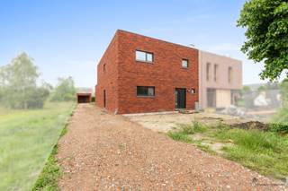 Maison jumelée prête à être emménagée et économe en énergie, avec des finitions de haute qualité, un jardin ensoleillé orienté à l'ouest et...