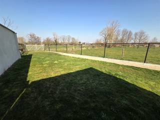 <p>Zeer rustig gelegen woning met achterliggend agrarisch verzicht in een straat met nauwelijks verkeer. Goed gelegen met gunstige verbinding naar Heist centrum, Lier en bij uitbreiding Mechelen.<br /><br />Deze woning laat volledig gelijkvloers wonen toe.<br />U betreedt de woning via de inkomhal met vestiaire kast. Gezellige woonkamer en nieuwe keuken uitgerust met alle toestellen en comfort. Badkamer voorzien van ligbad met douche optie, lavabomeubel en toilet. 3 slaapkamers zijn voorzien. Gastentoilet. Praktische ruime wasplaats en berging. Tweede zij ingang.<br />De zolder is bereikbaar via valtrap en biedt extra berging mogelijkheden.<br /><br />De woning werd volledig opgefrist.<br /><u>Troeven</u>:<br />- prachtig agrarisch, groen verzicht<br />- recente gasbrander 2019 en 2 airco units<br />- 19 zonnepanelen<br />- nieuwe PVC ramen hoogrendement dubbel glas 2022 met rolluiken<br />- Vernieuwde binnendeuren<br />- nieuwe keuken uitgerust met alle toestellen<br />- Elektriciteit conform gekeurd in 2024<br />- EPC D, geen renovatieverplichting<br /><br />Het perceel is volledig omheind en afgesloten. Vooraan veel parkeergelegenheid. Achteraan is de woning ook bereikbaar via brede doorgang.<br />De tuin biedt een mooi aangelegd terras met verzorgd overkapt terras. Praktische tuinberging.<br /><br />Kom snel deze parel ontdekken en laat u charmeren tijdens een bezoek.<br />Contacteer Dupont Vastgoed voor meer info op 015 15 15 15<br /><br /> </p>