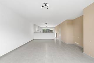 IZENBERGE: Recente rijwoning met alle comfort, 3 slaapkamers, gezellig tuintje en garage op 151m² grondopp.<br />In het landelijke Izenberge, deelgemeente van Alveringem, is deze woning op zoek naar een nieuwe eigenaar. De woning werd in 2007 nieuw gebouwd en biedt nog steeds alle modern leef- en wooncomfort. <br />Indeling:<br />- GLVL.: inkomhall met trappenhall, gezellige en best ruime woonkamer met zit- en eetplaats en open ingerichte keuken, apart toilet, berging/wasplaats.<br />- 1ste VERD.: nachthall, 3 volwaardige slaapkamers, badkamer met inloopdouche, lavabomeubel en toilet.<br />- 2de VERD.: zolderruimte (ideaal als extra berging)<br />Buiten is er een aangelegd terras en gezellig binnentuintje. Deze tuin is georiënteerd naar het zuiden-westen, dus als de zon door de wolken piept, veel zon in de tuin!<br />Bijna aanpalend is er nog een ruime extra garage voorzien (ca 6m diep x ca 3,40m breed). <br />De woning ligt op vlotte verbinding richting N8 Veurne-Ieper, dus zowel richting Veurne E40 als richting Ieper A19 maar ook richting de kust (op slechts 12 km van de kunstlijn).