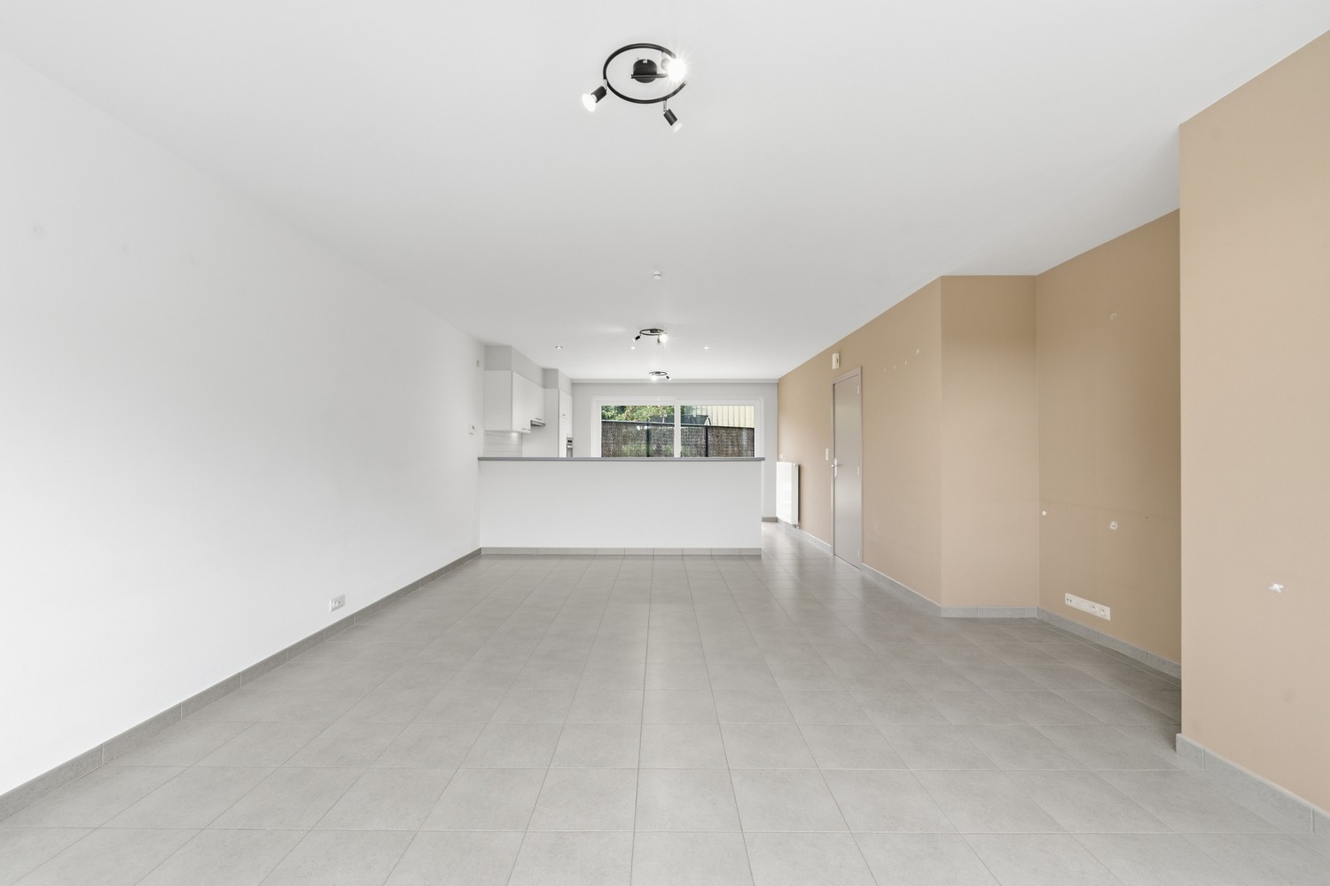 IZENBERGE: Recente rijwoning met alle comfort, 3 slaapkamers, gezellig tuintje en garage op 151m² grondopp. - foto 3
