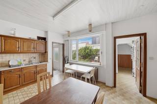 Bent u op zoek naar een uitzonderlijk ruime woning met tal van mogelijkheden? Dan is deze gesloten bebouwing in Oostende zeker een bezoek waard. <br /><br />Bij het betreden van de woning komt u terecht in de inkomhal die toegang biedt tot het gelijkvloers. Hier bevinden zich een volledig uitgeruste keuken, een badkamer, verschillende bergingen, een wasplaats, leefruimte (momenteel ingedeeld in drie kamers) en een ruime garage/berging met extra opslagmogelijkheden. Deze verdieping biedt heel wat flexibiliteit en kan perfect worden ingericht volgens uw eigen woonbehoeften.<br /><br />Op de eerste verdieping geniet u van een eet- en leefruimte die aansluit op een tweede keuken. Verder vindt u hier twee comfortabele slaapkamers, twee badkamers en een praktische berging. <br /><br />De tweede verdieping beschikt over nog eens vier volwaardige slaapkamers en een apart toilet, waardoor ook grote gezinnen of wie extra kamers wenst voor een bureau, hobbyruimte of logeerkamers.<br /><br />Buiten is er een tuin met terras en ook toegang tot de ruime kelder.<br /><br />Interesse? Contacteer ons en plan uw bezoek in!
