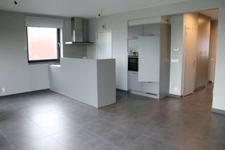 <p><strong>Plan je afspraak in via www.living-stone.be</strong></p><p>Modern appartement met zuidgericht terras te Dilbeek. Gelegen op de 1ste verdieping met lift. </p><p>Het appartement omvat een inkomhal, ee, aparte wc, een leefruimte met een open volledig ingerichte keuken die toegang biedt tot het zuidgericht terras, een berging/wasplaats, een badkamer en 2 slaapkamers.</p><p>Tevens beschikt het appartement over een ondergrondse autostaanplaats en een privatieve kelder. EPC-waarde: 102 kWh/m²</p><p>Beschikbaar vanaf <strong>01/11/2026</strong></p>