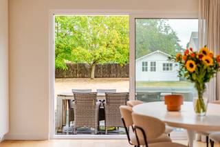 <p>Sommige woningen voelen meteen goed aan. Deze verzorgde villa in de groene en gegeerde Rodenburgwijk in Marke is er zo één. Een rustige straat, een vrijstaande woning met een tijdloze uitstraling en achteraan een verrassend ruime tuin op een perceel van <strong>1.019 m²</strong>.</p><p> </p><p>Binnen vormt het vele natuurlijke licht de rode draad. De leefruimtes voelen aangenaam en huiselijk aan, met mooie zichten naar buiten en een fijne verbinding met het terras en de tuin. De keuken sluit hier mooi op aan en maakt van het gelijkvloers een plek waar het dagelijkse gezinsleven zich vanzelf afspeelt.</p><p> </p><p>Ook buiten is ruimte hier een echte luxe. Het ruime terras loopt over in een diepe, groene en volledig omheinde tuin met volwassen bomen en veel privacy. Een plek voor lange zomeravonden, spelende kinderen of gewoon genieten van de rust. De inpandige garage en oprit zorgen voor extra praktisch comfort.</p><p> </p><p>Op de verdieping bevinden zich <strong>3 slaapkamers en een verzorgde badkamer</strong>.</p><p> </p><p>Ook de technische troeven mogen gezien worden: <strong>EPC C, zonnepanelen, een recent vernieuwd dak met onderdak en een asbestveilig attest</strong>.</p><p> </p><p>Wat deze woning vooral bijzonder maakt, is het totaalplaatje: <strong>een aangename gezinswoning, veel licht en groen, een heerlijke tuin én een rustige residentiële ligging, met Kortrijk binnen handbereik.</strong></p><p> </p><p><strong>Een woning die je niet alleen op foto's moet bekijken, maar vooral moet komen ervaren.</strong></p><p> </p><p>Contacteer Chiara voor meer informatie of een bezoek.</p>