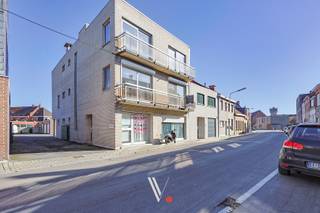 Dit uitzonderlijk ruim appartement bevindt zich in het centrum van Izegem en biedt maar liefst <strong>122 m² bewoonbare oppervlakte</strong>. Met <strong>3 slaapkamers</strong> behoort dit tot de grotere appartementen in de regio.<br /><br />Ook aan parkeermogelijkheden geen gebrek: je beschikt over een <strong>private garagebox én een extra staanplaats</strong>. Daarnaast is er een ondergrondse kelderberging inbegrepen.<br /><br />Op technisch vlak zit je hier helemaal goed. Het appartement behaalt een gunstig <strong>EPC-label B</strong>, de <strong>elektriciteit werd in 2024 conform gekeurd</strong> en het pand is <strong>asbestveilig</strong>. Met andere woorden: verhuizen, inrichten en genieten – meer hoef je niet te doen.<br /><br /><strong>Indeling:</strong><br />Inkomhal met gastentoilet, lichtrijke en ruime woonkamer met open keuken, aansluitend een praktische berging, deels vernieuwde badkamer met tweede toilet, drie slaapkamers en zowel een terras aan de voorzijde als aan de achterzijde.<br /><br /><strong>Troeven op een rij:</strong>
<ul>
	<li><span>122 m² bewoonbare oppervlakte</span></li>
	<li><span>3 volwaardige slaapkamers</span></li>
	<li><span>2 terrassen</span></li>
	<li><span>Garagebox én staanplaats</span></li>
	<li><span>EPC-label B</span></li>
	<li><span>Verwarming met condensatieketel</span></li>
	<li><span>Elektriciteit conform (2024)</span></li>
	<li><span>Asbestveilig</span></li>
	<li><span>Beperkte syndicuskosten</span></li>
</ul>
Interesse in deze ruime woonkans in het hart van Izegem? Neem gerust contact op voor een bezoek.<br /> 