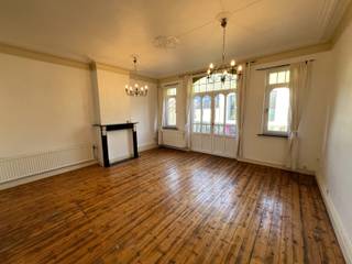 Wenst u meer informatie of een bezoek? Contacteer Bruno op 0495/12.20.64.<br /><br />Op de Hundelgemsesteenweg 2 bevindt zich dit ruime duplexappartement van 191 m². Het appartement omvat een lichtrijke en authentieke leefruimte met een recent vernieuwde keuken, twee ruime slaapkamers, een badkamer uitgerust met douche én ligbad, een grote bureauruimte en meerdere praktische bergingen. Onmiddellijk beschikbaar.<br /><br />Dankzij de uitstekende ligging, vlak bij het centrum van Ledeberg en op wandelafstand van het centrum van Gent, geniet u hier van een ideale combinatie van comfort en bereikbaarheid. Diverse uitvalswegen, openbaar vervoer, winkels en andere voorzieningen liggen in de onmiddellijke nabijheid.<br /><br />Er zijn geen gemeenschappelijke kosten.<br />Voor meer informatie of om een afspraak in te plannen, kunt u terecht bij Bruno op 0495/12.20.64.