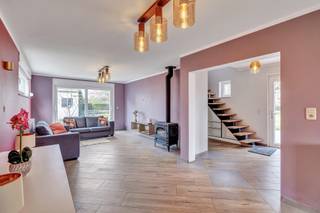 <p>Voor meer info of bezoek bel 02/884.23.26</p><p>Bent u op zoek naar een <strong>instapklare woning</strong> met prachtige <strong>tuin</strong> in een landelijke omgeving? Dan is deze gerenoveerde halfopen bebouwing precies wat u zoekt!</p><p>De woning werd <strong>volledig gerenoveerd in 2024</strong> en heeft een bewoonbare oppervlakte van <strong>ca. 170 m²</strong>. Verder beschikt ze op het gelijkvloers over een inkomhal, aangename leefruimte met open keuken en wasplaats. Op de verdieping bevinden zich 2 ruime slaapkamers (25m² en 15m²) beide voorzien van op maatgemaakte inbouwkasten, volledig uitgeruste badkamer met ligbad en inloopdouche en een dressing.</p><p>Dankzij de recente renovatie woont u hier in een hedendaagse, verzorgde woning met <strong>gunstig EPC-label D</strong>, volledig klaar voor de toekomst!</p><p>Een absolute troef is het <strong>uitzonderlijk perceel van 26a 99ca</strong>, dat tal van mogelijkheden biedt. Buiten vindt u een oprit aangelegd in blauwe hardsteen, <strong>garage</strong> en <strong>polyvalent bijgebouw</strong> dat gebruikt kan worden als studio, hobbyruimte, atelier of voor een vrij beroep.</p><p>Gelegen in woongebied met landelijk karakter, geniet u hier van een <strong>groene open omgeving</strong>, terwijl u zich toch in de dichte nabijheid bevindt van winkels, scholen, sportinfrastructuur, openbaar vervoer en belangrijke invalswegen.</p><p>Een unieke opportuniteit voor wie op zoek is naar een <strong>afgewerkte woning</strong> in een aangename leefomgeving. Stedenbouwkundige inlichtingen in aanvraag.  Geen maatregelen opgenomen in het maatregelenregister.</p>