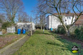 RUSTIG GELEGEN WONING MET 4 SLAAPKAMERS<br /><br />Deze verrassend ruime woning is gelegen langs de rustige Staatstuinwijk in Winterslag. Een centrale locatie met een goede verbinding met het centrum van Genk en de nabijgelegen winkels.<br /><br />Ondanks dat de woning valt onder de renovatieverplichting biedt het huis een zeer goede basis om de woning naar uw wensen aan te passen. Zo werd het dak recent vernieuwd en werd de verwarmingsketel vervangen. Om een idee te krijgen van de investeringen die nodig zijn om deze woning energiezuiniger kan u het renovatierapport downloaden op onze website.<br />( Ter info: in het EPC verslag staat opgenomen dat het dak niet geïsoleerd werd maar terwijl dit in de praktijk wel werd gedaan maar niet kan worden aangetoond aan de hand van facturen )<br />Bekijkt u dit pand via een aanverwante website? Bekijk dan zeker de volledige beschrijving, indeling en alle foto’s op de website van Vestio:<br /><br />https://www.vestio.com/huis/te-koop/genk-3600/3699/rustig-gelegen-woning-met-4-slaapkamers<br /><br />Gelijkvloers bestaat de woning uit een zeer ruime living met een plafondhoogte van maar liefst 2,90 m wat het ruimtegevoel nog vergroot. Voorts zijn er een bureau, een centrale hal, een badkamer, goed uitgeruste keuken en een veranda.<br /><br />Verspreid over de eerste verdieping zijn er vervolgens nog 4 slaapkamers en een overloop voorhanden. Extra bergruimte is er voorhanden in de kelderberging. De woning is gelegen op een westelijk georiënteerd perceel van 5,40 are waar u van ’s middags tot ’s avonds kan genieten van de overvloedige zon.<br /><br />Enkele TROEVEN van deze woning opgelijst:<br /><br />+ Dak is vernieuwd<br />+ Recente verwarmingsketel<br />+ Rustige locatie tegenover het groen<br />+ Westelijk georiënteerd perceel 5,40 are<br />+ Ruime woning met 4 slaapkamers<br />+ Hoge plafonds (2,90m) in de living<br /><br />Kortom, een degelijke woning boordevol potentieel! Meer info? Contacteer Maarten Delbroek via maarten@vestio.com of bel naar 0471/034804.<br />