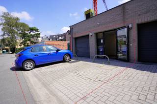 <strong>Op een absolute toplocatie aan de levendige Bredabaan 342 in Brasschaat bevindt zich dit uitzonderlijk ruime handelsgelijkvloers met een totale oppervlakte van maar liefst 369 m².</strong> Dankzij de commerciële ligging en de royale gevelbreedte geniet uw onderneming hier van maximale passage en visibiliteit. Het pand leent zich perfect voor uiteenlopende doeleinden, gaande van detailhandel en showroom tot een vrij beroep of kantoorfunctie. Een bijzondere troef is de achtergelegen parkeergelegenheid: bij het pand horen twee ruime garageboxen die elk plaats bieden aan twee wagens, waardoor u over vier volwaardige private parkeerplaatsen beschikt – een zeldzaam gemak op deze centrale as.<br /><strong>Dit handelspand is beschikbaar vanaf 1 november 2026 voor een maandelijkse huurprijs van € 4.750, vermeerderd met een provisie van € 250 per maand voor de algemene kosten.</strong> De onroerende voorheffing is ten laste van de huurder (ter indicatie: € 2.850 voor het aanslagjaar 2025). Een unieke kans voor wie zoekt naar royale oppervlakte, representatieve uitstraling en zorgeloos parkeren op een van de meest gewilde commerciële locaties van Brasschaat.