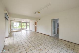 VERRASSEND RUIME, VRIJSTAANDE WONING MET MULTIFUNCTIONELE RUIMTE (TANDARTSPRAKTIJK), DUBBELE GARAGE EN RUIME ZUIDWEST-GEORIENTEERDE TUIN IN VAL-MEER<br /><br />*** Bekijkt u deze woning via een aanverwante website? Surf dan naar https://matisimmo.be/nl/aanbod/4440077/villa-te-koop-in-3770-riemst en klik op volgende link voor het INTERACTIEF GRONDPLAN: https://grondplan.matisimmo.be/grondplan/?map=RiemstVerbindingsweg20 ***<br /><br />Deze opmerkelijk ruime woning met praktijkruimte is gelegen aan de Verbindingsweg 20 te Val-Meer, een deelgemeente van het landelijke Riemst. Dankzij de gunstige ligging zijn alle dagelijkse voorzieningen vlot bereikbaar in de omgeving, evenals de op- en afritten van de E313. Omliggende steden zoals het gezellige Bilzen en Maastricht zijn vlot bereikbaar. Daarbuiten is Riemst gekend om haar vele fiets- en wandelroutes doorheen de groene omgeving en voorbij historische gelegenheden.<br /><br />De woning is verrassend ruim met een woonoppervlakte van maar liefst 231m<sup>2</sup> én beschikt over een multifunctionele ruimte met aparte ingang. Dit vormt een groot pluspunt voor zelfstandigen (in hoofd- of bijberoep).<br />Daarbuiten is de tuin werkelijk een groene oase, piekfijn onderhouden en verschillende gezellige plaatsjes in de tuin om tot rust te komen.<br /><br />We betreden de woning via de inkomhal, die toegang biedt tot de ruime, lichtrijke woonkamer met zit- en eetgedeelte. Aansluitend bevindt zich de volledig ingerichte keuken, die vervolgens toegang geeft tot de praktische wasruimte en de kelder.<br />De woonkamer en keuken geven beide uit op  de achtergelegen veranda. Hier kan men gezellig genieten van de rust en het uitzicht op de mooi aangelegde tuin. De veranda biedt verder rechtstreeks toegang tot het terras.<br /><br />Vervolgens bevinden zich gelijkvloers 2 praktijkruimtes die zowel toegankelijk zijn vanuit de woning (inkomhal en keuken) als via een aparte ingang. Dit geeft tal van mogelijkheden voor een vrij beroep, kantoor of andere professionele activiteit.<br />Het apart toilet is eveneens toegankelijk vanuit de praktijkruimtes alsook vanuit de hal in het privégedeelte.<br /><br />De eerste verdieping is ingericht met een nachthal, een apart toilet en drie ruime slaapkamers. Eén van de slaapkamers beschikt over een aangrenzende ruimte met douchecabine. Daarnaast is er een badkamer aanwezig, uitgerust met een dubbele lavabo, ligbad en douche. Tot slot is er nog een aparte dressingruimte voorzien op deze verdieping.<br /><br />In het woongedeelte sluiten we af met de verschillende kelderruimtes waar de woning nog over beschikt. Deze zijn handig als extra opbergruimte.<br /><br />Tot slot is de woning voorzien van een royaal aangelegde en verzorgde tuin. Vanuit de veranda is het terras toegankelijk en heeft men zicht over de hele tuin. Daarbuiten is de tuin volledig omheind en voorzien van een toegangspoort in het verlengde van de inrit. Verder bevindt zich in de tuin nog een bijgebouw en een tuinhuis.<br />Het bijgebouw is uitgerust met twee garages en beschikt bovendien over een verdieping met drie multifunctionele ruimtes, die ideaal kunnen dienen als hobbyruimte. Met de wagen is de garage toegankelijk via de oprit langs de woning.<br /><br />Nog een extra troef, er werden zonnepanelen voorzien van 4320 Wpiek met groenstroomcertificaten (€450/stuk) tot 2029.<br /><br />Voor meer informatie of een bezoek ter plaatse kan u vrijblijvend contact opnemen met ons kantoor via 089/44.00.00 of info@matisimmo.be.<br /><br />De vermelde woonoppervlakte is steeds de bruikbare vloeroppervlakte overgenomen uit het EPC-verslag.<br /><br /><em>Bestuursmaatregelen in het maatregelenregister: nee</em><br /> 