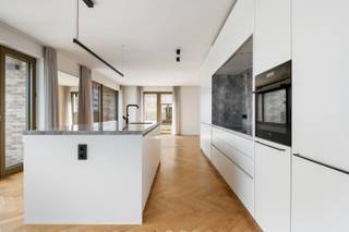 Deze ruime duplex-penthouse bevindt zich op de 5de en 6de verdieping van een recent gebouw en beschikt over drie slaapkamers, twee badkamers...