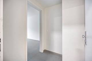 <span>Residentie Marguerite telt </span><strong>7 nieuwbouwappartementen</strong><span> met 1 tot 3 slaapkamers, waaronder een grote studio met 1 slaapkamer en een duplex penthouse met 2 slaapkamers. De appartementen zijn voorzien van een ruim terras. Je woont er in een leuke buurt op een toplocatie langs de Maria Theresiastraat in hartje Leuven. Op het gelijkvloers zullen kantoren gevestigd zijn. De </span><strong>oplevering</strong><span> zal voorzien zijn in de </span><strong>zomer van 2024</strong><span>.</span><br /><br /><span>Residentie Marguerite is gelegen op een unieke locatie, op wandelafstand van het station en van het gekende Ladeuzeplein. In de directe omgeving vind je tal van cafés, restaurants en supermarkten. De gezellige Oude Markt bevindt zich op 4 minuten fietsen. In enkele naburige parkjes kan je genieten van de rust. De ruime avondzonterrassen bieden je een prachtig zicht op de bibliotheektoren.</span><br /><br /><span>Marguerite is een duurzaam woonproject. De ruime appartementen zijn ingericht met focus op een lage energiebehoefte en een optimaal gebruikerscomfort. Alle entiteiten voldoen aan de BEN-norm (Bijna Energie Neutraal) van het Vlaams Energie Agentschap. De stijlvol ingerichte appartementen worden op een hoogwaardige manier afgewerkt volgens de laatste, hedendaagse standaarden. De kelder voorziet voor iedere bewoner een berging met fietsenstalling. Je geniet van alle comfort en toegankelijkheid van het wonen in de binnenstad.</span><br /><br /><span>Interesse? Vraag meer info aan en we helpen je verder.</span><br /><br /><strong>info@immogve.be</strong><br /><strong>016 56 56 14</strong>