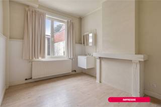 In de Maagdenstraat te Brugge vindt u dit karaktervolle pand met een bewoonbare oppervlakte van maar liefst 165 m². Voor wie graag de handen uit de mouwen steekt om een droomwoning te creëren, is dit een unieke kans om een huis te kopen op een strategische plek in de binnenstad. Dit stukje vastgoed biedt dankzij de solide basis en de ruime oppervlakte tal van mogelijkheden voor een modern woonconcept.<br /><br />Indeling: <br />-1°V.:<br />- kelder<br /><br />Gelijkvloers: <br />- inkomhal <br />- bureau<br />- keuken<br />- apart toilet<br />- terras<br /><br />Eerste verdieping:<br />- drie slaapkamers<br />- badkamer<br /><br />Tweede verdieping: <br />- twee slaapkamers<br />- badkamer<br /><br />De ligging is een van de grootste troeven; u bevindt zich op een steenworp van het Beursplein en het Zand, waar u kunt genieten van cultuur, gastronomie en winkels.<br /><br />De bereikbaarheid is optimaal met het station op wandelafstand en een vlotte verbinding naar de belangrijkste invalswegen rondom de stad. Een ideale koop voor wie werk en privé vlot wil combineren. <br /><br />Deze AI-visualisaties zijn bedoeld als inspiratie. Er werd geen rekening gehouden met technische specificaties, stedenbouwkundige voorschriften of de concrete mogelijkheden tot realisatie.<br /><br />Dit pand is onderworpen aan de renovatieverplichting van de Vlaamse overheid voor residentiële gebouwen (behoudens bij sloop binnen 5 jaar na de aankoop). Consulteer voor meer informatie de website van het Vlaams Energie- en Klimaatagentschap via https://www.vlaanderen.be/een-woning-kopen/renovatieverplichting-voor-residentiele-gebouwen<br /><br />Bestuursmaatregelen in het maatregelenregister: nee