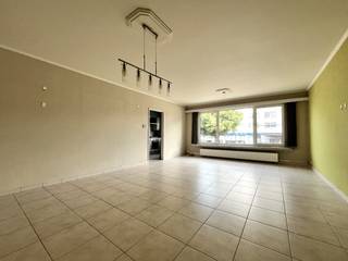 Dit zeer centraal gelegen appartement is gelegen op de eerste verdieping van een kleinschalig en goed onderhouden gebouw zonder lift. Indeling: een inkomhal, een lichtrijke woon- en eetkamer 34m², een aparte ingerichte keuken 7m² uitgerust met een kookplaat met dampkap, een spoelbak, een koelkast, een diepvries, een oven en tal van opbergkasten. Verder is er een badkamer met ligbad met douchestang, een lavabo en aansluiting voor een wasmachine/droogkast en een aparte gastentoilet. Het appartement beschikt over twee ruime slaapkamers (13m² en 12m²) waarvan één kamer toegang verleent tot het achterliggend balkon. Ten slotte heeft u een doorloopkamer geschikt voor dressing of bergkamer. Het appartement wordt wit geschilderd opgeleverd bij intrede. Zeer gunstige ligging, op een boogscheut van winkels, het openbaar vervoer, invalswegen, ...