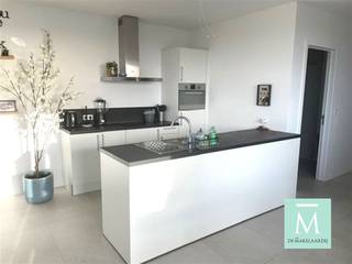 <p><span>Energiezuinig nieuwbouwappartement met 2 slaapkamers en terras met prachtig uitzicht!</span></p><p><span>Ben je op zoek naar een mooi en lichtrijk appartement met vrij uitzicht op het rustige park van de residentie en de stad Lier? Lees dan maar verder!</span></p><p><span>Dit mooi appartement bevindt zich op de vijfde verdieping van het stijlvolle nieuwbouwproject "Fenway Park". De residentie wordt omringd door groen en toch bevindt alles zich op wandelafstand-van de Grote Markt tot winkels, scholen, openbaar vervoer/station Lier, fietsostrade....</span></p><p><span>Bij het binnenkomen in het appartement ervaart U meteen de openheid gekenmerkt door een ruime, zeer lichtrijke leef-en eetruimte. De grote raampartijen zorgen voor een overvloed aan natuurlijk lichtinval waardoor een ruim gevoel gecreeërd wordt. De open, volledig uiteruste keuken is voorzien van alle nodige apparatuur en vormt een harmonieus geheel met de leefruimte. De keuken en leefruimte vormen samen een open uitnodigend geheel dat naadloos aansluit op het gezellig terras waar het heerlijk vertoeven is met als bijkomende troef een prachtig uitzicht op het park en de stad Lier, ideaal om tot rust te komen na zware werkdag! Tevens beschikt het appartement over twee mooie slaapkamers, badkamer (voorzien van wastafel en inloopdouche) apart toilet en praktische berging/wasplaats.Daarnaast is in de ondergrondse parking een autostaanplaats en privatieve kelderberging aanwezig, deze dien je verplicht bij te huren aan 75 euro/maand.Fietsen kan je veilig stallen in de ruime gemeenschappelijke fietsenberging.Het appartement werd volledig geschilderd!</span></p><p><span>Interesse? Wacht zeker niet te lang en contacteer ons (bel 015/20.20.82 of info@demakelaardij.be)</span></p>