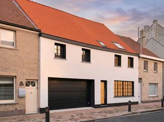 <em><span><span><strong>Karaktervolle dubbelbrede stadswoning met ruime inpandige garage, prachtige stadstuin en ongeziene master suite. </strong></span></span></em><br /><br />Achter de gevel van deze dubbelbrede stadswoning aan de Westkapellestraat schuilt een woning die in 2026 volledig en met uitzonderlijke aandacht voor detail werd gerenoveerd. Met een bewoonbare oppervlakte van maar liefst 265 m² op een perceel van 230 m², biedt deze woning het ruimtelijke comfort van een villa, op een uitstekende ligging in Knokke-Heist.<br /><br />Bij het betreden van de leefruimte valt onmiddellijk de serene sfeer op. Warme, ambachtelijk afgewerkte kalkpleisterwanden in zachte tinten vormen de basis, terwijl subtiele ingebouwde LED-verlichting langs plafonds en nissen zorgen voor een aangename verfijnde gloed.<br /><br />De hoogwaardige maatwerkkeuken is voorzien van Siemens-toestellen en vloeit naadloos over in de leefruimte. Grote glaspartijen geven uit naar de zonnige serene binnentuin van ca. 86m² met een volwassen boom als centraal ankerpunt, aangelegd gazon, tuinberging en een ruim terras.<br /><br />Via een sculpturale trap met zachte, afgeronde vormen bereikt u de bovenverdieping. Vier ruime slaapkamers en drie badkamers bieden plaats voor het hele gezin of voor gasten, elk met dezelfde signatuur van rust, licht en kwaliteit.<br /><br />De exclusieve master bevindt zich onder de nok van het dak en verrast elke keer opnieuw met zijn cathedraalplafond en uniek lichtinval. Deze suite werd verder voorzien van een eigen dressing, zeer hoge ingemaakte kasten op maat, een apart toilet en een verfijnde en-suite badkamer met dubbele wastafel, vrijstaand floating bad en een ruime inloopdouche.<br /><br />Dankzij de doorgedreven renovatie behaalt de woning een uitstekende EPC-score van 142 kWh/m² (label B).<br /><br />De ruime inpandige garage werd uitgerust met een extra brede inrijpoort.<br /><br />Een woning in deze prijsklasse met deze graad van afwerking is in Knokke-Heist een uiterst zeldzame opportuniteit.<br /><br />Voor meer info, mail naar info@immonano.be of bel ons via 0471 22 68 18.<br />
