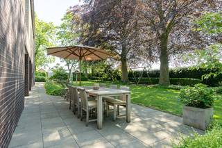 Rustig gelegen langs de Molenstraat te Sijsele (Damme, vlakbij Damme Golf) bevindt zich deze exclusieve villa met een bijzondere woonbeleving op...