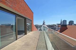 <p><span>Het 'Ursulinenhof'': een prachtig gelegen woonproject in hartje Hasselt. </span><span>Deze instapklare serviceflat, gelegen op de zesde verdieping, heeft een bewoonbare oppervlakte van ± 81m² en ± 23m² terras. </span></p><p><span> </span></p><p><span>De serviceflat bestaat uit een inkomhal die meteen toegang geeft tot de leefruimte. Deze leefruimte is een open aaneenschakeling van een zithoek, eetplaats en een volledig geïnstalleerde keuken met combi-oven, inductiekookplaat, vaatwasser en koelkast met vriesvak. Vanuit de leefruimte is er toegang tot het zuidgeoriënteerde terras met zicht op de binnentuin. Er is eveneens een apart gastentoilet en een berging die ook dienst doet als wasplaats. Verder is er een ruime slaapkamer met aansluitend een badkamer voorzien van inloopdouche, toilet en wastafel.</span></p><p><span> </span></p><p><span>Het ruime zuidelijk georiënteerde terras is bereikbaar via de leefruimte. Door het vele lichtinval van de grote raampartijen is het hier aangenaam vertoeven.</span></p><p><span>De centrale maar toch rustige ligging in het hart van Hasselt is de grootste troef.  </span></p><p><span> </span></p><p><span>Voor de levering van diensten en faciliteiten in 'Ursulinenhof' staat Korian garant. Zij staan in voor de uitbating van talrijke erkende woon-zorgcentra en serviceresidenties waaronder het in Hasselt alombekende ‘Clarenhof’. Dankzij deze samenwerking biedt het de bewoners een garantie op de best mogelijke zorgen, een heel leven lang. </span></p><p><span> </span></p><p><span>De ondergrondse kelderberging is inbegrepen in de vraagprijs.</span></p><p><span><br />Optioneel kan er een ondergrondse autostaanplaats worden aangekocht aan 45 000,- EUR. </span></p><p><span> </span></p><p><span>Extra's: eerste ingebruikname (verkoop onder BTW-stelsel), uitstekende ligging, prachtige binnentuin, veel lichtinval, privacy, zuidelijk georiënteerd terras,... </span></p><p><span> </span></p><p><span>Ook ideaal als investering!</span></p>