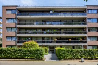 <p><strong>Bekijk het 360° virtuele bezoek op www.living-stone.be en plan er je bezoek in.<br /></strong><br />Prachtige penthouse met 2 kamers en een prachtig terras van 145m².<strong><br /></strong>Gelegen op de 5e verdieping - directe toegang in het appartement met de lift.<br /><br />Dit appartement omvat een inkomhal met ingebouwde kasten, een eet-en woonruimte in parket met aansluitend een open, volledig geïnstalleerde keuken, een apart toilet, een badkamer met dubbele lavabo, ligbad en inloopdouche en 2 slaapkamers.<br />Tevens beschikt het appartement over een privatieve kelder en een autostaanplaats in de gemeenschappelijke garage.<br /><br />Deze penthouse geniet veel lichtinval en is afgewerkt met hoge kwaliteit.<br />Het appartement is volledig omringd door terrassen. Het grote terras is voorzien van een elektrische zonneluifel.<br />Alle ramen zijn voorzien van vliegenramen.<br /><br /><strong>Beschikbaar vanaf 01/12/2026. </strong>Maandelijks <strong>€ 220 </strong>provisie voor het onderhoud van de gemene delen en voorschot water en verwarming.<br /><br />EPC 294 kWh/m² (klasse C)</p>