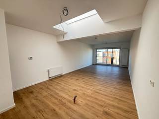 Volledig gerenoveerd en energiezuinig appartement met terras op centrale ligging. Gelegen op wandelafstand van winkels, openbaar vervoer. E-peil:...