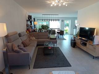 Uitstekend gelegen recente woning gelegen in een doodlopende straat!Je komt de woning binnen in de inkomhal met apart toilet. De leefruimte is ruim...