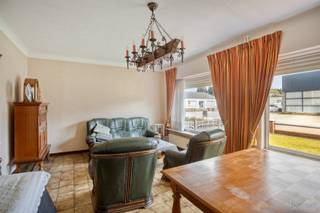 <strong>Halfopen woning met 3 slaapkamers te koop in centrum Averbode</strong><br /><br />Rustig gelegen, doch in het centrum van Averbode, vinden we deze leuke halfopen woning. De centrale ligging biedt heel wat voordelen: op wandelafstand bevindt zich een supermarkt, een bakker, horeca en een school. Voor natuurliefhebbers heeft deze woning de ideale ligging, nabij Averbode bos en de abdij van Averbode. Er is een vlotte verbinding met omliggende gemeenten zoals Laakdal, Tessenderlo-Ham of Scherpenheuvel-Zichem. <br /><br />Vanuit de inkomhal komen we binnen in de leefruimte (23m²) met aansluitend de eetkamer (20,6m²). Zowel de leefruimte als de eetkamer werden ingericht met een haard, die zorgt voor extra warmte en gezelligheid. Naast de eetkamer bevindt zich de keuken (9,38m²), van waaruit je kan doorlopen naar de praktische bijkeuken (8,38m²). Verder is er achteraan nog een leuke veranda (19,11m²), waar het heerlijk vertoeven is.<br /><br />Op de eerste verdieping zijn er drie ruime slaapkamers (8,2m², 18,4m² en 13m²) en de badkamer (11,57m²). De badkamer is voorzien van een ligbad, een lavabo en een toilet.<br /><br />De woning heeft nog een ruime zolder (25m²) die nog mogelijkheden biedt. <br /><br />Voor het de auto, fietsen of als werkplaats is er nog een handige garage (19m²).<br /><br />De verwarming gebeurt via centrale verwarming op stookolie. De ramen hebben dubbele beglazing (PVC) en er zijn overal rolluiken. De zoldervloer is geïsoleerd en de berekende energiescore bedraagt 668 kWh/m²jaar. <br /><br />Spreekt deze leuke woning jullie aan? Contacteer ons voor meer info of een bezoek ter plaatse via info@bosmanvastgoed.be. Wij helpen jullie graag verder!<br /><br />De woning heeft momenteel een EPC ‘F’ wat wil zeggen dat dit pand is onderworpen aan de renovatieverplichting van de Vlaamse overheid voor residentiële gebouwen (behoudens sloop binnen 6 jaar na de aankoop). Consulteer voor meer informatie de website van het Vlaams Energie- en Klimaatagentschap via https://www.vlaanderen.be/een-huis-of-appartement-kopen/renovatieverplichting-voor-residentiele-gebouwen.