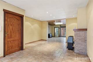 Leuke woning met veel potentieel!Indeling: inkomhal, leefruimte met open keuken, badkamer met douche, lavabo en toilet. Eerste verdiep: 2...