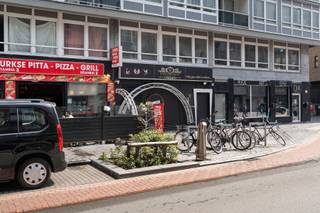 <ul>
<li><strong>Toplocatie</strong></li>
<li><strong>Instapklaar</strong></li>
<li><strong>Vaste klantenkring</strong></li>
<li><strong>Uitbreidingsmogelijkheden</strong></li>
<li><b>Twee slaapkamer appartement op het eerste verdiep boven de zaak</b></li>
</ul>