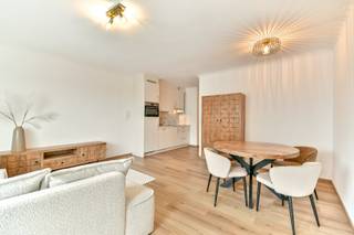 Dit aangename en volledig gemeubelde appartement is gelegen in het hart van Westende-bad en vormt een ideale uitvalsbasis aan zee of een interessante investering. Het appartement bevindt zich in een verzorgd gebouw en beschikt over een lichtrijke leefruimte met open keuken, uitgerust met de nodige toestellen. Verder zijn er een aparte toiletruimte, een badkamer met douche en aansluiting voor een wasmachine, en een comfortabele slaapkamer die rustig achteraan is gelegen.<br />Het appartement is voorzien van energiezuinige beglazing, conforme elektriciteit en elektrische verwarming. In het gebouw is een gemeenschappelijke fietsenberging aanwezig en bovendien zijn er vier gemeenschappelijke autostandplaatsen ter beschikking van de eigenaars. Dankzij de centrale ligging op wandelafstand van zee, strand en alle voorzieningen, en de gemeubelde verkoop, is dit appartement meteen gebruiksklaar. Een mooie opportuniteit voor eigen gebruik, tweede verblijf of verhuur aan de kust.<br />EPC: 354 kWh/m² - UC: 3069373 ~ Vg, Wg, Gvkr, Gvv, Gmo ~ Ref. MI24410
