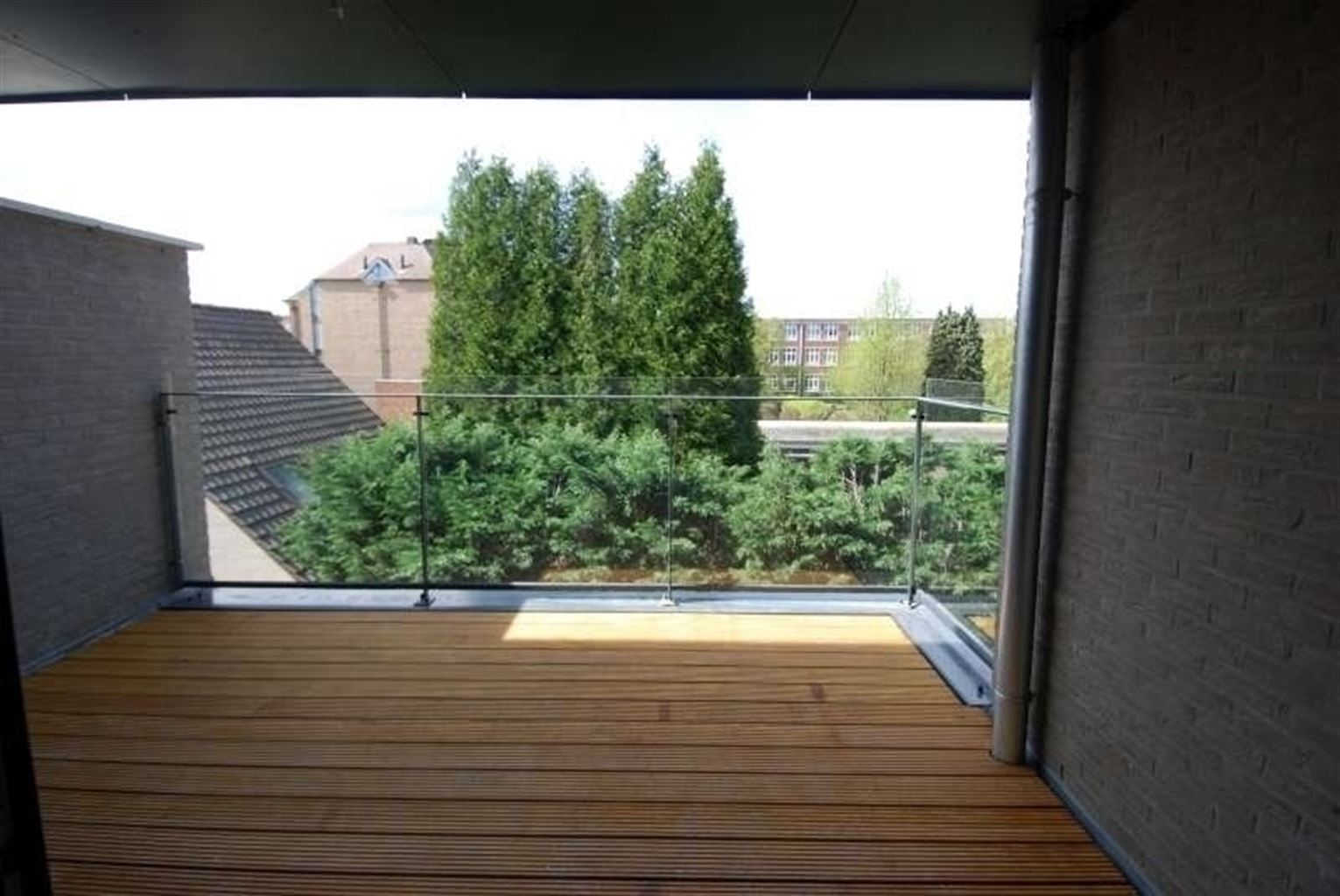 Gezellig appartement met 2 slaapkamers, 2 terassen, autostaanplaats en kelderberging in het centrum van Maaseik. - foto 5