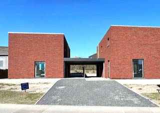 En cours d'achèvement et donc bientôt habitables : 2 belles maisons familiales avec terrasse et carport, spacieusement situées à proximité d'un...