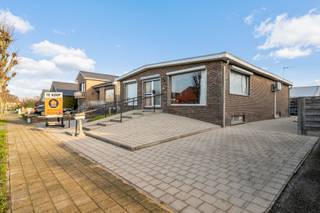 Te moderniseren woonhuis met drie slaapkamers en volledige onderkeldering.De inkomhal biedt toegang tot de woonkamer, eethoek en de aansluitende...