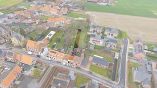 Op zoek naar een woning te koop in Bikschote met potentieel én een gezellige tuin? Deze te renoveren woning in het landelijke Bikschote biedt een mooie kans voor wie zijn eigen thuis wil creëren op een rustige ligging in Langemark-Poelkapelle.<br /><br />Met een bewoonbare oppervlakte van 102 m² vormt deze woonst de ideale basis voor een charmante gezinswoning of starterswoning. De indeling omvat een leefruimte, keuken, badkamer en twee slaapkamers. Dankzij de praktische indeling en het compacte karakter kan u hier mits renovatie een instapklaar geheel realiseren dat volledig aansluit bij uw wensen en stijl.<br /><br />De gezellige tuin achteraan is een absolute troef: een aangename buitenruimte waar u in alle rust kan genieten van het groen en de landelijke omgeving van Bikschote. Parkeermogelijkheden zijn voorzien in de straat, wat het dagelijkse comfort extra vergroot.<br /><br />Deze woning bevindt zich in een rustige buurt van Bikschote, deelgemeente van Langemark-Poelkapelle, met vlotte verbindingen naar omliggende dorpen en het centrum. Een topligging voor wie houdt van landelijk wonen met bereikbaarheid binnen handbereik.<br /><br />Bent u op zoek naar een te renoveren woning met tuin in Bikschote waar u uw eigen stempel op kan drukken? Contacteer Immo Francois vandaag nog en ontdek ter plaatse de mogelijkheden van dit pand.<br /><br />Woning verkopen in Langemark-Poelkapelle? Vraag je gratis schatting aan bij Immo Francois, jouw lokale makelaar.<br /><br />