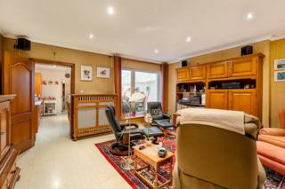 Deze leuke woning bestaat uit een inkomhal, een leefruimte met een zit- en een eetplaats, een keuken, een wasplaats, een veranda, een nachthal, 3 ruime slaapkamers met ingebouwde kasten en een badkamer. De zolder is geïsoleerd en kan afgewerkt worden naar extra kamers. De tuin is aangelegd met een terras, een grasveld en een tuinberging.<br /><br />Prima ligging nabij openbaar vervoer, sportfaciliteiten en winkels.<br /><br />Indien u deze leuke woning graag bezoekt dan kan u mij steeds bereiken via arnaut@immojanstas.be of op 0495292080.<br /><br />Bijkomende info (EPC, bodemattest, elektriciteitsattest, enz...) kan U hier downloaden ↓