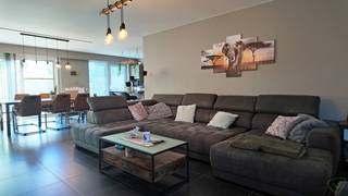 <p>Ontdek deze prachtige woning, gelegen aan de Swidnicalaan in Maldegem, die u de ideale combinatie biedt van ruimte en comfort. Met een royale bewoonbare oppervlakte van 200 vierkante meter en een prachtig perceel van 287 vierkante meter, biedt deze woning volop mogelijkheden om te genieten van het leven met uw gezin. De woning is recent gebouwd in 2013 en voelt als nieuw, met een doordachte indeling die zorgt voor praktische en gezellige leefruimtes.<br /> </p>
<p>De begane grond opent met een ruime woonkamer en een goed uitgeruste keuken met kookeiland. Er zijn in totaal vier comfortabele slaapkamers, perfect voor elk gezinslid, en een moderne badkamer om aan al uw voorzieningen te voldoen.<br /><br />Daarnaast zijn er twee toiletten voor extra gemak, een zolder voor opslag en een garage voor uw voertuig. Deze woning biedt niet alleen een rustige woonomgeving maar ook een gemakkelijke toegang tot lokale voorzieningen.<br /> </p>
<p>Laat deze kans niet aan u voorbijgaan en kom de woning zelf ervaren. Aarzel niet om contact met ons op te nemen via de website om u in te schrijven voor de bezoekdag. </p>