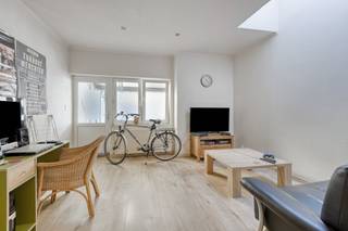 Algemeen:- bouwjaar 1930- verwarming via aardgas (ketels van 2019 en 2021)- ramen: dubbele beglazing (hout en kunststof)Indeling:Gelijkvloers (45 m²)- inkomhal- woonkamer - keuken- slaapkamer- badkamer- zuidelijk gerichte koerVerdieping (62 m²)- inkomhal- woonkamer - keuken- slaapkamer- badkamerVoor het appartement op de verdieping geldt er een renovatieverplichting.Het gebouw wordt uitsluitend in haar geheel verkocht. EPC: 246 kWh/m²EPC: 462 kWh/m²