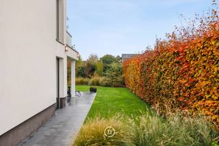 Gelegen op een onderhoudsvriendelijk terrein van 1.029 m² in een doodlopende straat bevindt zich deze moderne villa. De woning werd in 2019 smaakvol gerenoveerd en voldoet ondertussen aan de energiedoelstelling van 2050. <br /><br />De bewoonbare oppervlakte van 480 m² is als volgt ingedeeld:<br /><br />0: Inkomhal met gastentoilet, ruime woon- en eetkamer voorzien van open haard en onmiddellijke toegang tot het overdekte terras, volledig uitgeruste open keuken. Drie slaapkamers (16, 9 en 9 m²) met badkamer voorzien van wastafel, toilet en douche, en een mastersuite (18 m²) voorzien van dressing en badkamer met dubbele wastafel, douche en ligbad.<br /><br />+1: de bovenverdieping kan dienen als ontspanningsruimte/bureel met ruim terras of kan verder ingericht worden tot 2 slaapkamers met badkamer (leidingen aanwezig).<br /><br />-1: de kelderverdieping omvat een dubbele garage (achter elkaar), een voorraadruimte en technische ruimte. De rest van de woning is voorzien van een kruipkelder.<br />De buitenomgeving (zuidoost georiënteerd) is onderhoudsvriendelijk en wordt gekenmerkt door een overdekt terras, buitendouche, een tuinhuis en een ruime oprit.