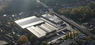 <p><strong>Site emblématique au cœur de Charleroi</strong>, cet ancien site industriel ayant accueilli autrefois Courtehoux et Delfood bénéficie aujourd’hui d’un nouveau souffle. Idéalement situé, il offre de nombreux atouts pour toute activité professionnelle :</p>
<ul>
<li>
<p><strong>110 places de parking</strong></p>
</li>
<li>
<p><strong>Espaces de bureaux fonctionnels</strong></p>
</li>
<li>
<p><strong>3.000 m² de panneaux solaires</strong> pour une énergie verte et maîtrisée</p>
</li>
<li>
<p><strong>Smart cabine</strong> pour une gestion intelligente de l’énergie</p>
</li>
<li>
<p><strong>Éclairage LED</strong> pour un confort optimal et des économies d’énergie</p>
</li>
</ul>
<p>Un lieu stratégique combinant accessibilité, efficacité énergétique et potentiel de développement.</p>