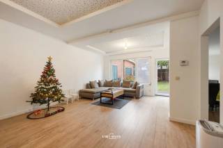 Bent u op zoek naar een investeringspand met meerdere woonruimtes op een gunstige locatie in Sint-Niklaas? Dan is dit gebouw zeker het bekijken...